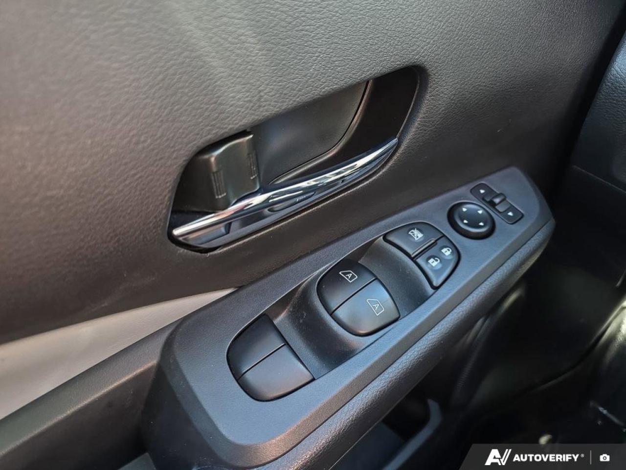 2024 Nissan Kicks SR Photo