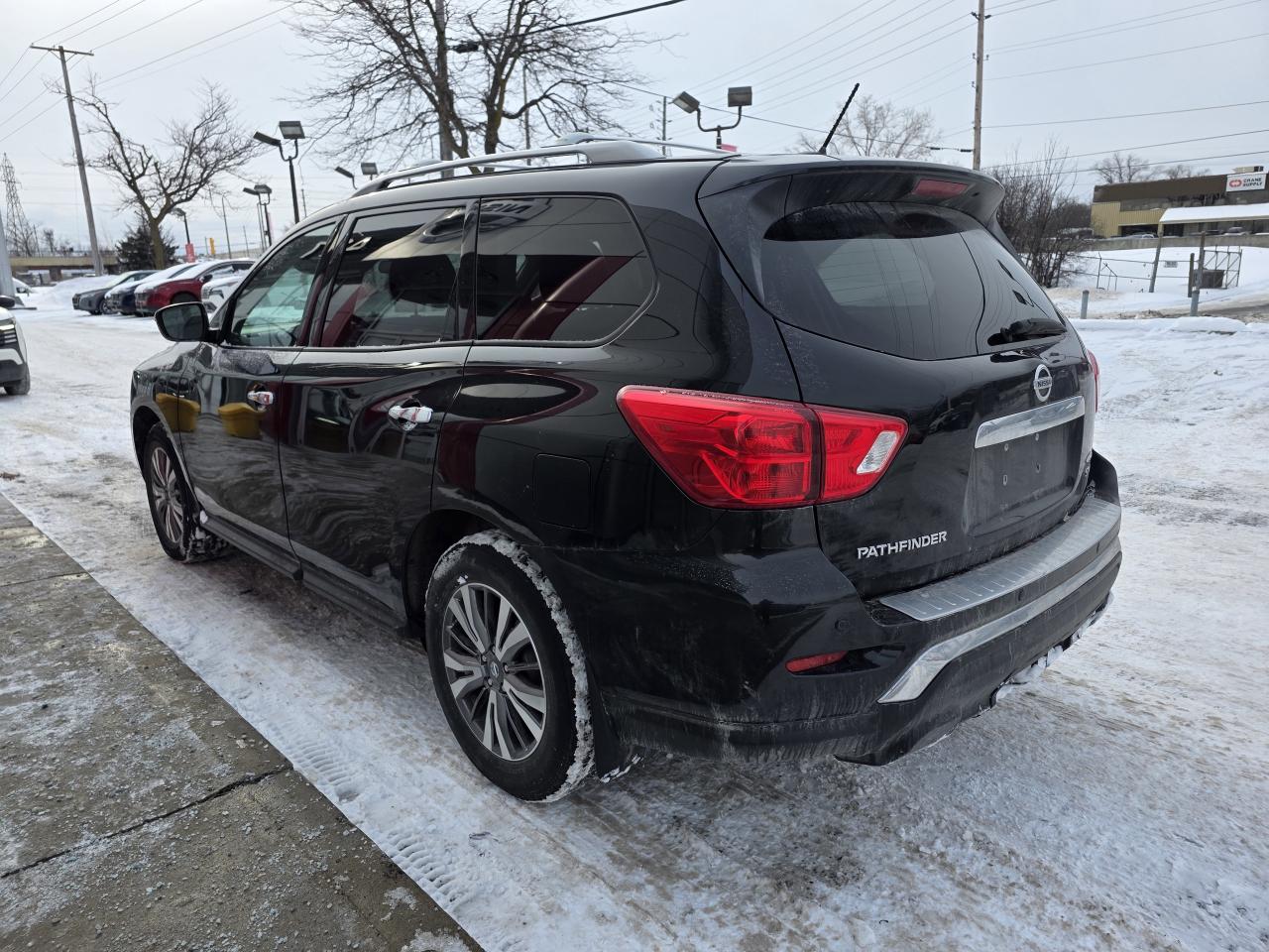 2018 Nissan Pathfinder SV Tech | 3rd Row | Navigation | Heated Seats | Tri-Zone Climate Control | Photo4