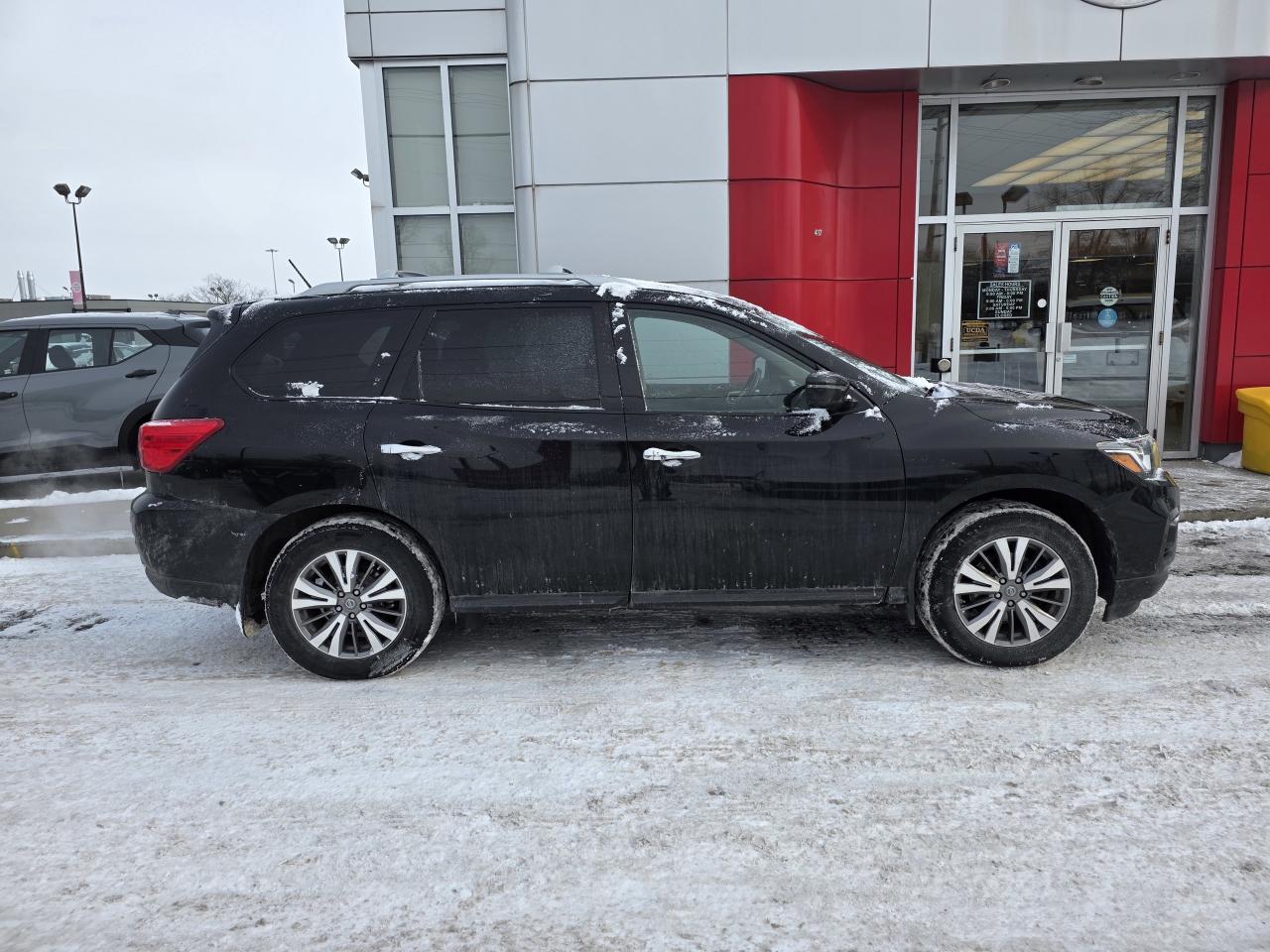 2018 Nissan Pathfinder SV Tech | 3rd Row | Navigation | Heated Seats | Tri-Zone Climate Control | Photo