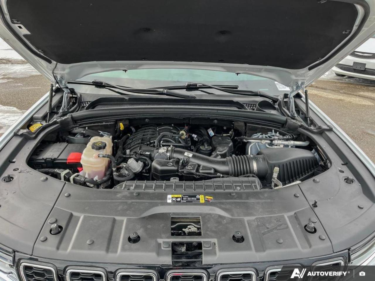 2024 Jeep Grand Cherokee Limited 4x4 | Leather | Heated Seats + Steering | Power Liftgate | Remote Start | and More ! Photo