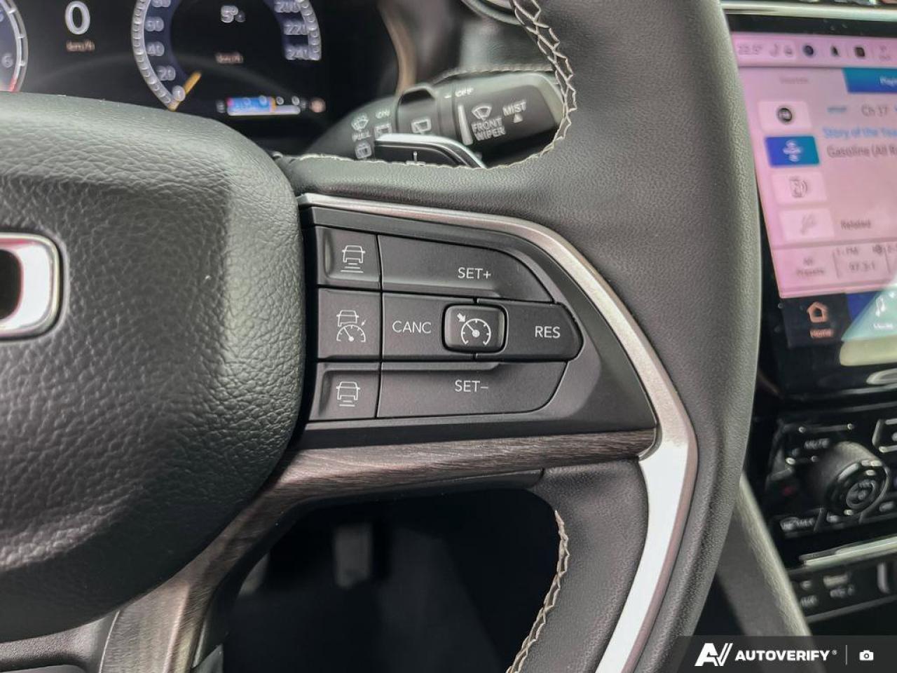 2024 Jeep Grand Cherokee Limited 4x4 | Leather | Heated Seats + Steering | Power Liftgate | Remote Start | and More ! Photo