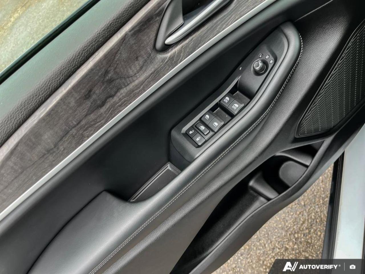 2024 Jeep Grand Cherokee Limited 4x4 | Leather | Heated Seats + Steering | Power Liftgate | Remote Start | and More ! Photo