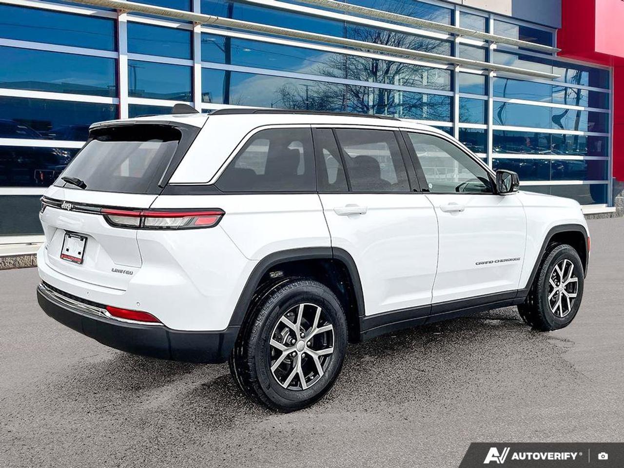2024 Jeep Grand Cherokee Limited 4x4 | Leather | Heated Seats + Steering | Power Liftgate | Remote Start | and More ! Photo