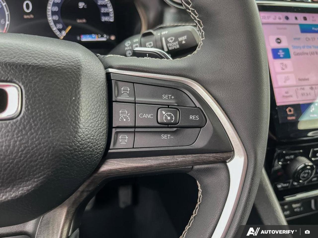 2024 Jeep Grand Cherokee Limited 4x4 | Leather | Heated Seats + Steering | Power Liftgate | Remote Start | and More ! Photo