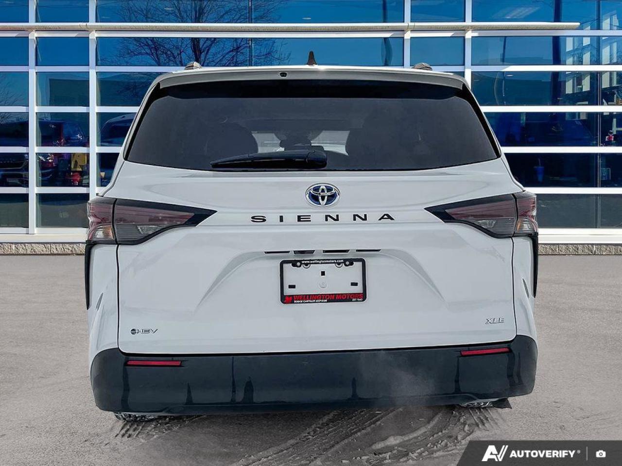 2025 Toyota Sienna XLE Photo3