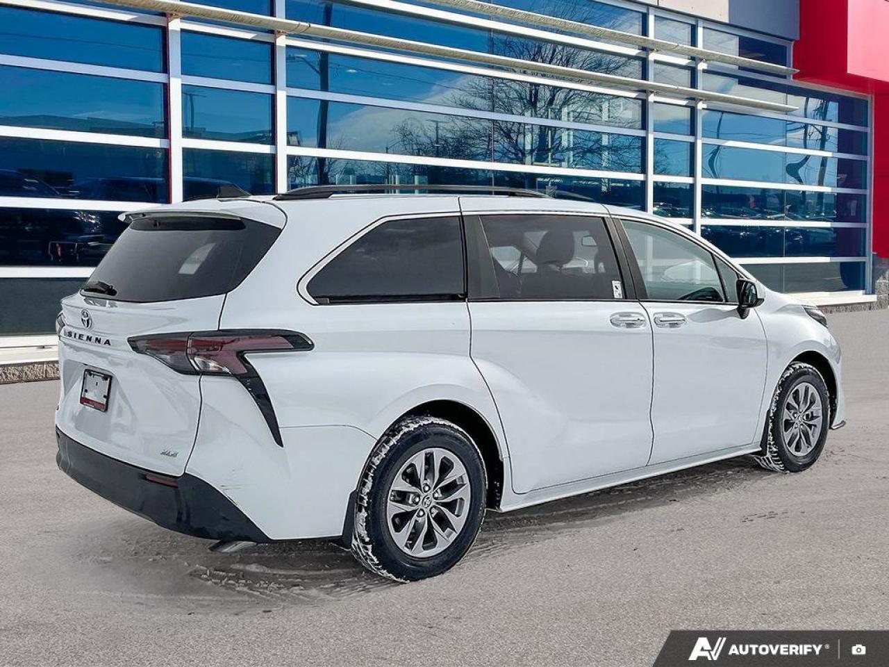2025 Toyota Sienna XLE Photo4