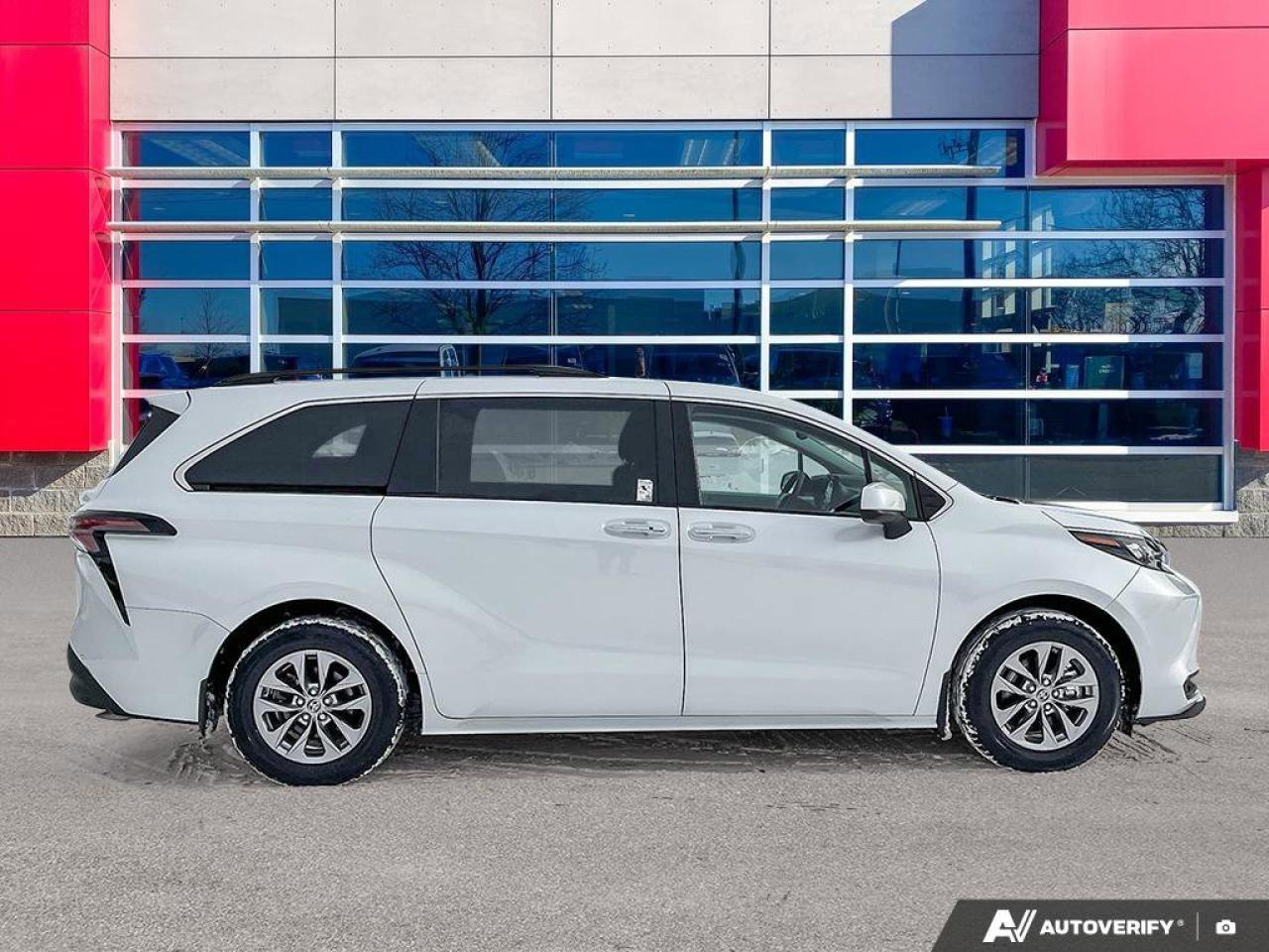 2025 Toyota Sienna XLE Photo