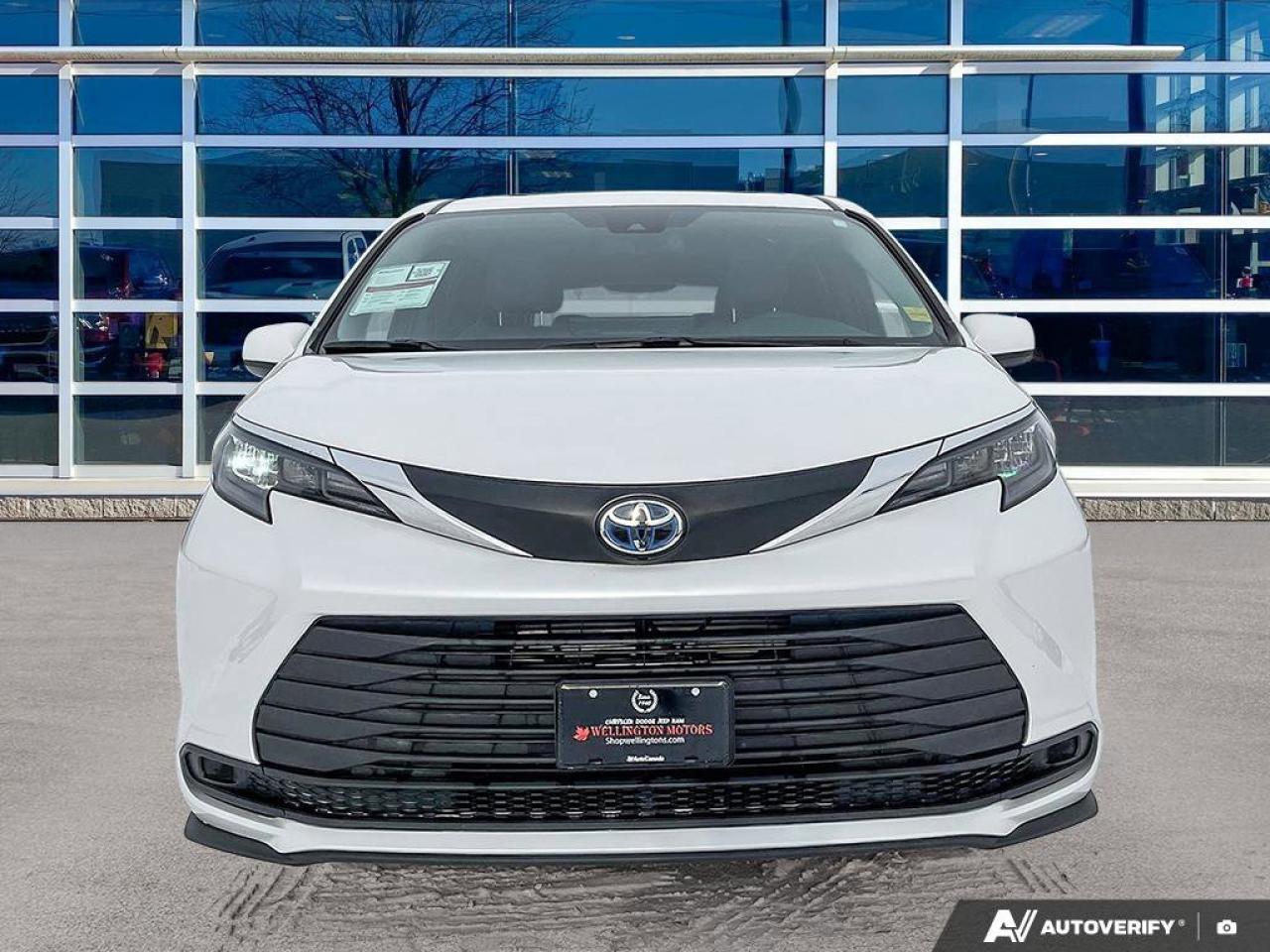 2025 Toyota Sienna XLE Photo