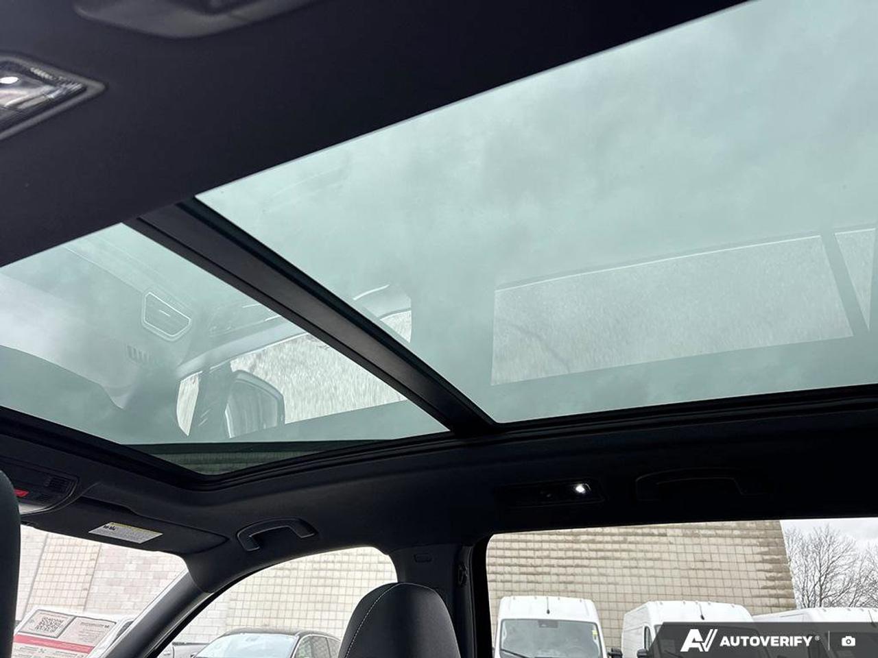 2024 Volkswagen Tiguan Highline R-Line | Navigation | Leather | Sunroof | Apple CarPlay | Android Auto | Photo