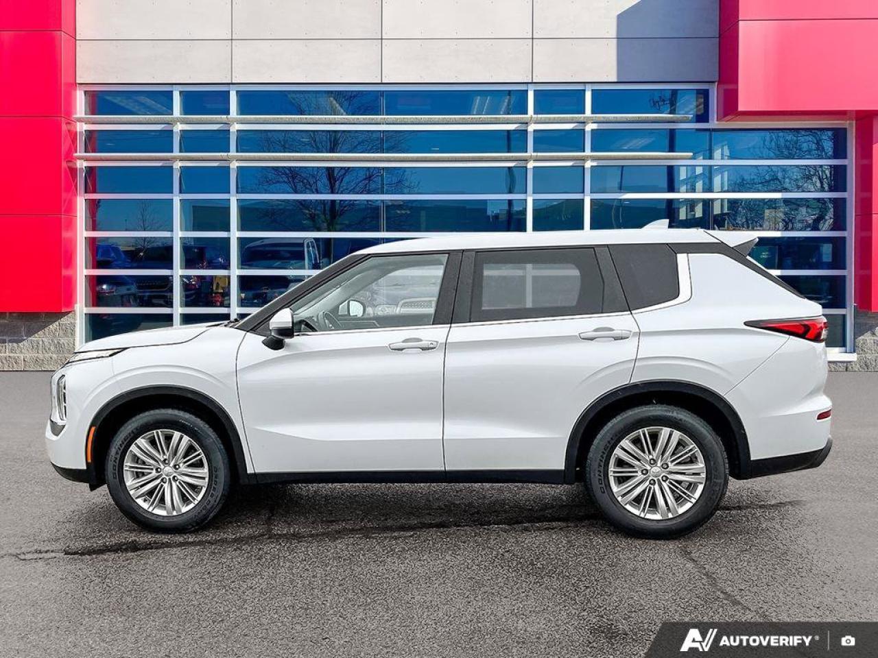 2022 Mitsubishi Outlander ES Photo