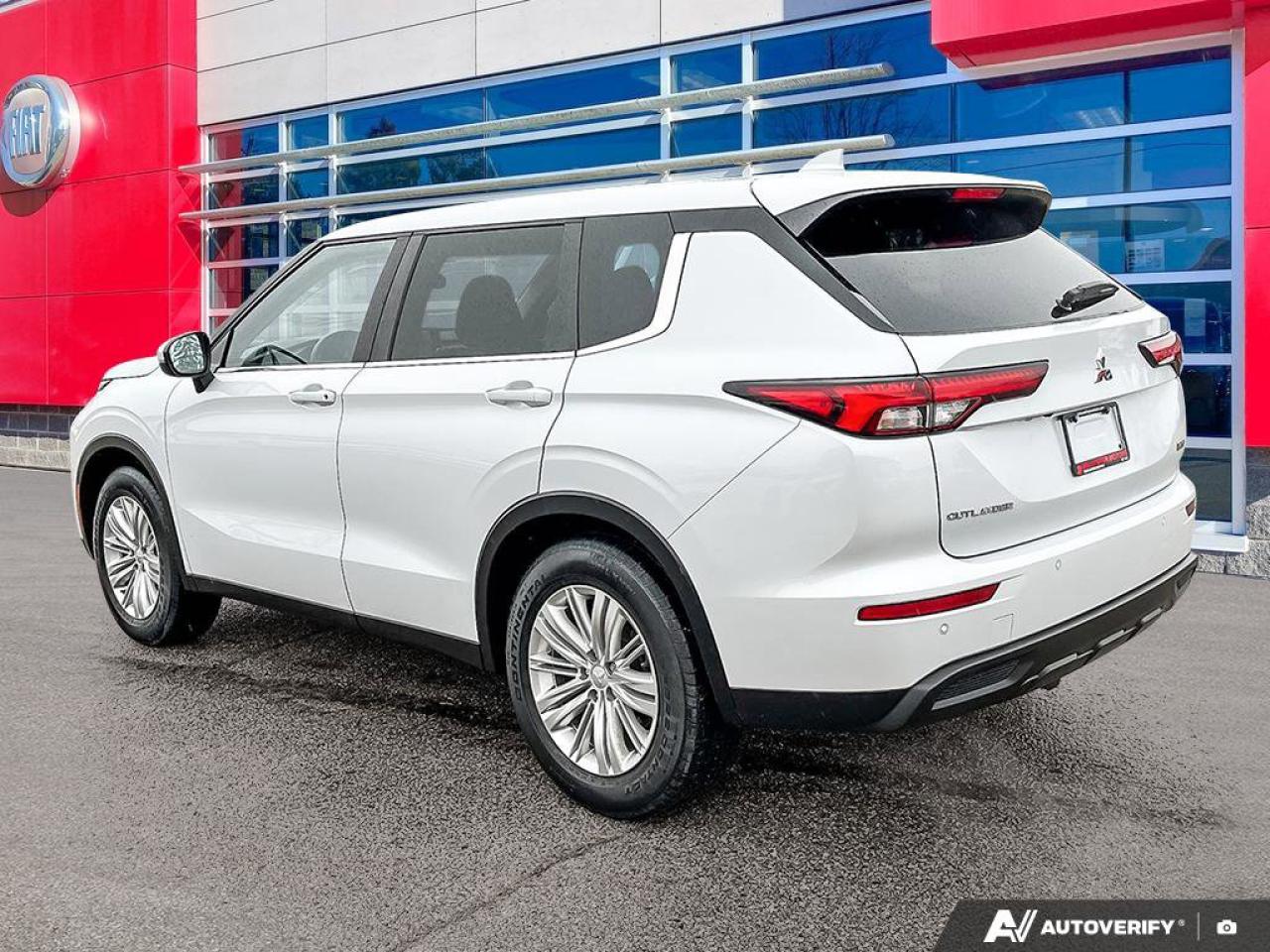 2022 Mitsubishi Outlander ES Photo