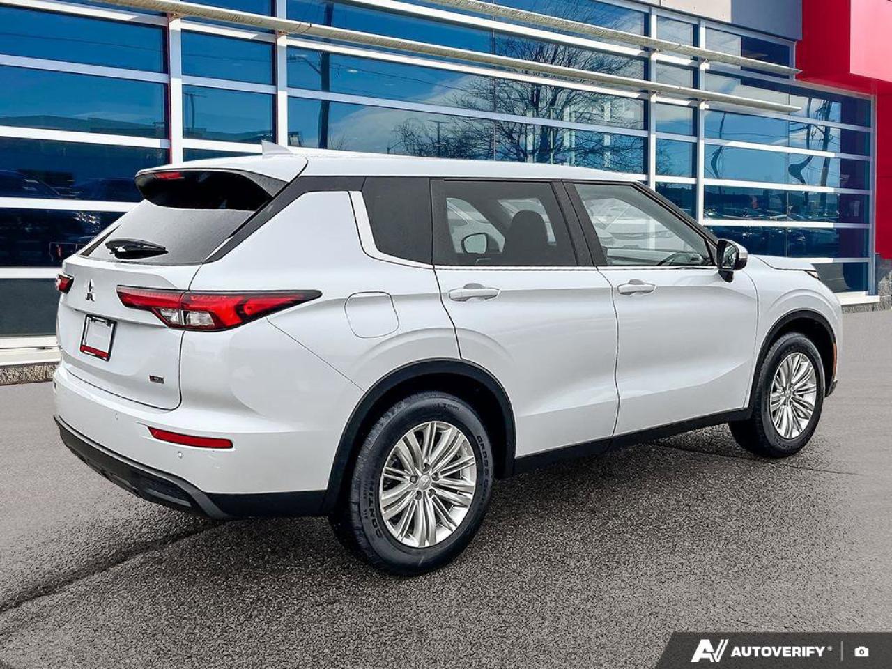 2022 Mitsubishi Outlander ES Photo