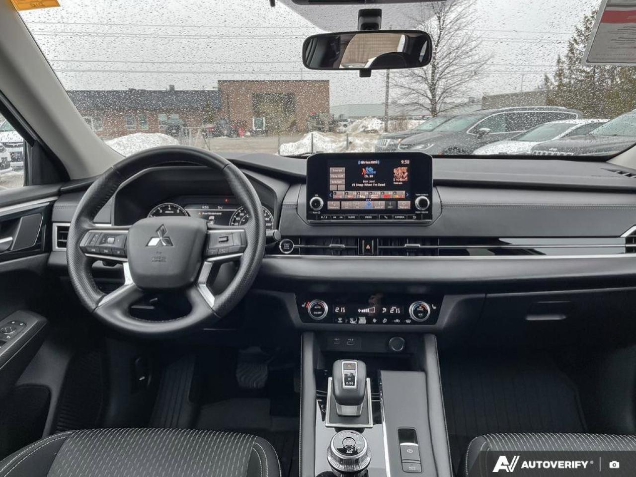 2022 Mitsubishi Outlander ES Photo