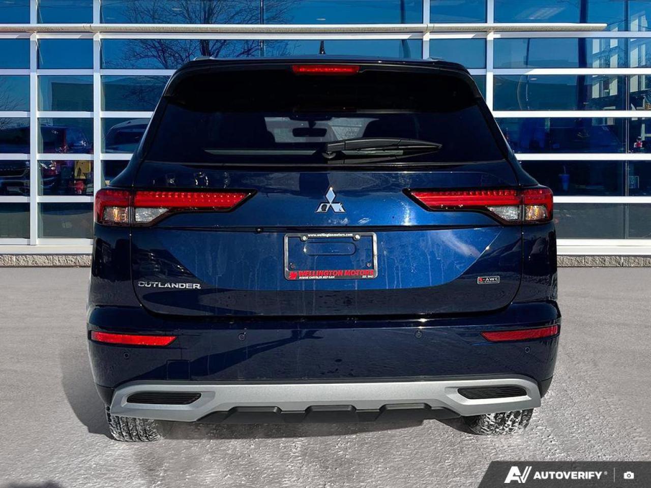 2024 Mitsubishi Outlander SE Photo3