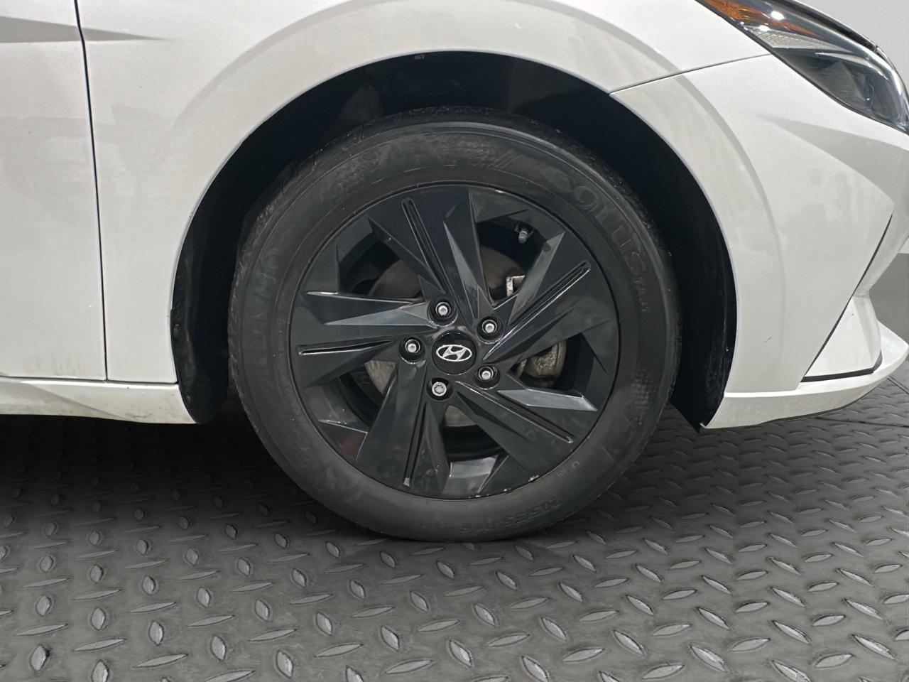 2023 Hyundai Elantra Preferred | Reverse Cam | Heated Seats Photo