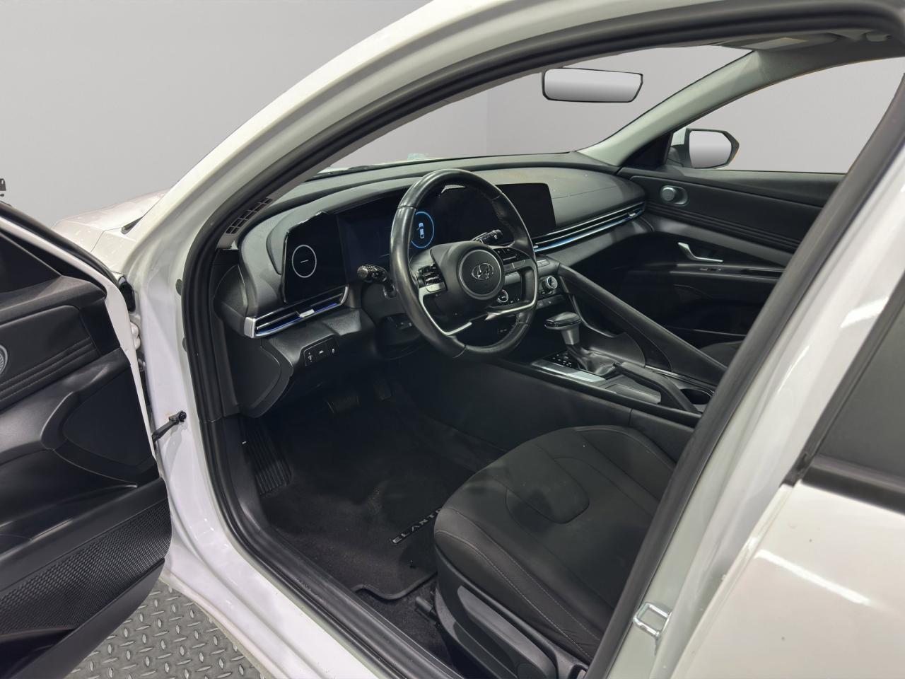 2023 Hyundai Elantra Preferred | Reverse Cam | Heated Seats Photo