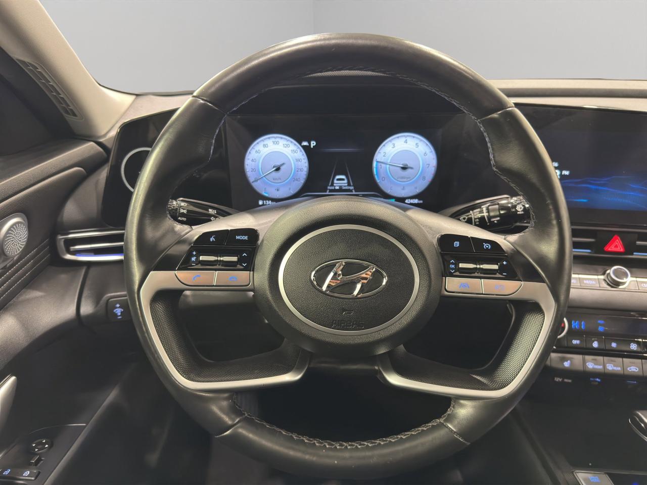 2023 Hyundai Elantra Preferred | Reverse Cam | Heated Seats Photo