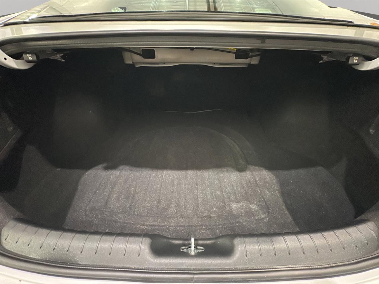 2023 Hyundai Elantra Preferred | Reverse Cam | Heated Seats Photo