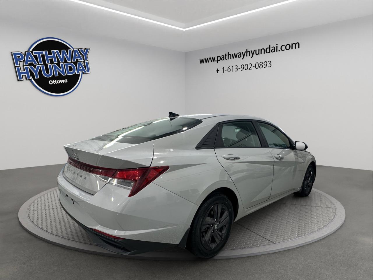 2022 Hyundai Elantra Preferred | Reverse Cam | Heated Seats Photo3