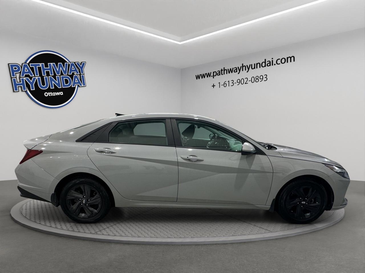 2022 Hyundai Elantra Preferred | Reverse Cam | Heated Seats Photo2