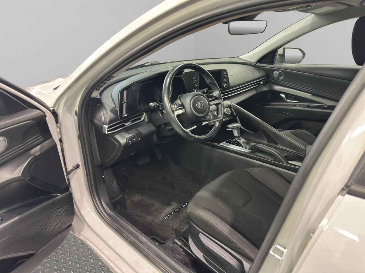 2022 Hyundai Elantra Preferred | Reverse Cam | Heated Seats Photo