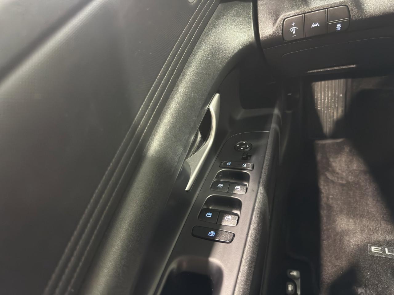 2022 Hyundai Elantra Preferred | Reverse Cam | Heated Seats Photo