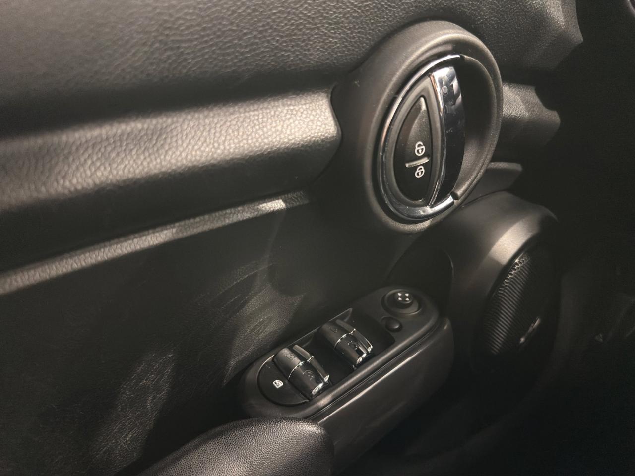 2019 MINI 5 Door Cooper | Reverse Cam | Heated Seats Photo