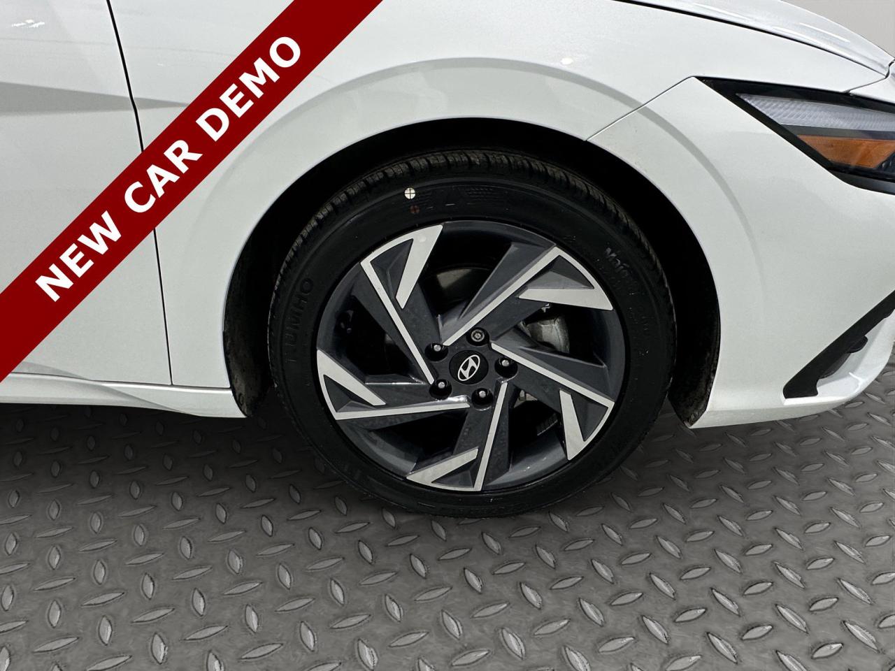 2025 Hyundai Elantra Preferred | Reverse Cam | Heated Seats Photo