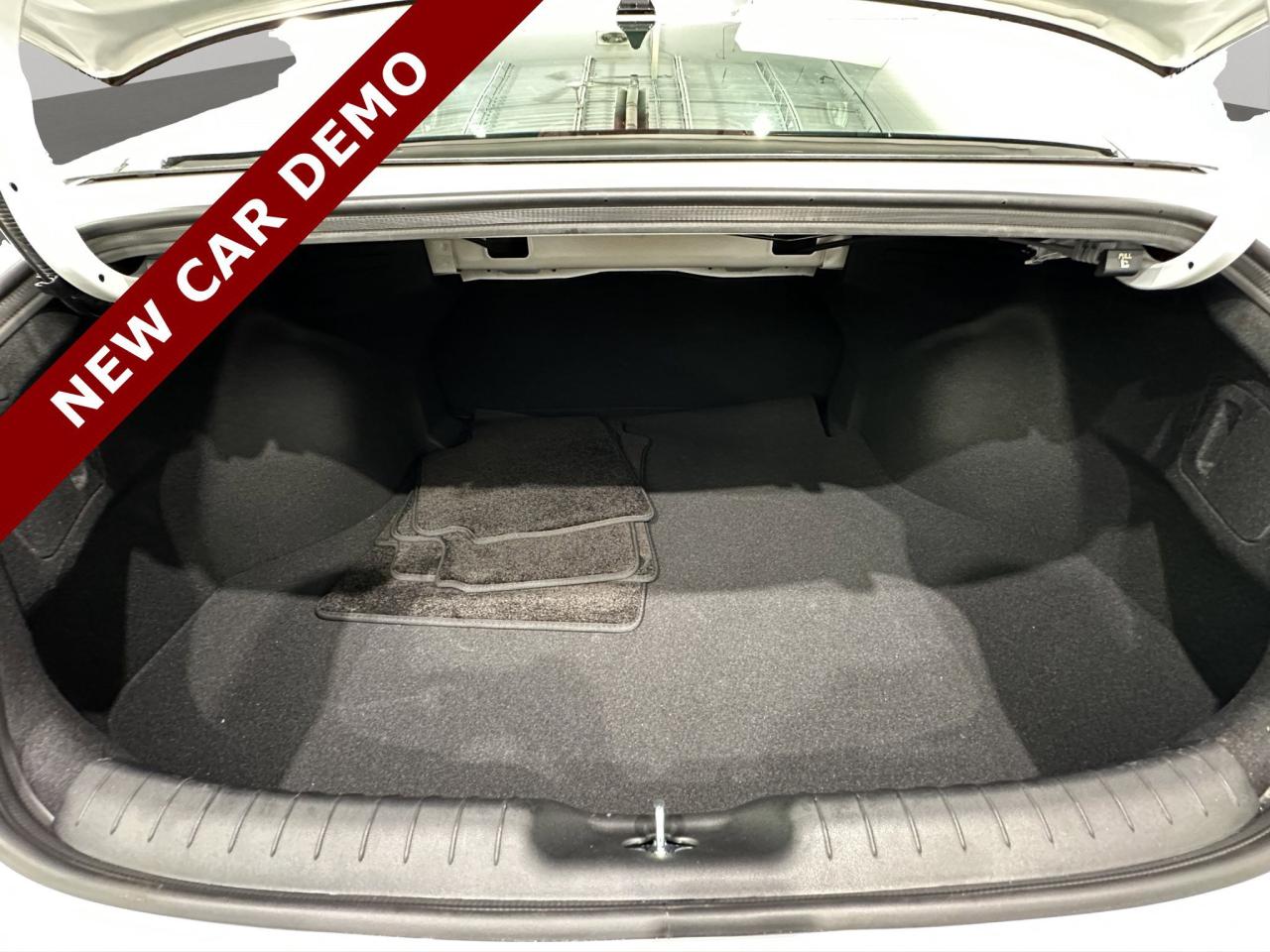 2025 Hyundai Elantra Preferred | Reverse Cam | Heated Seats Photo