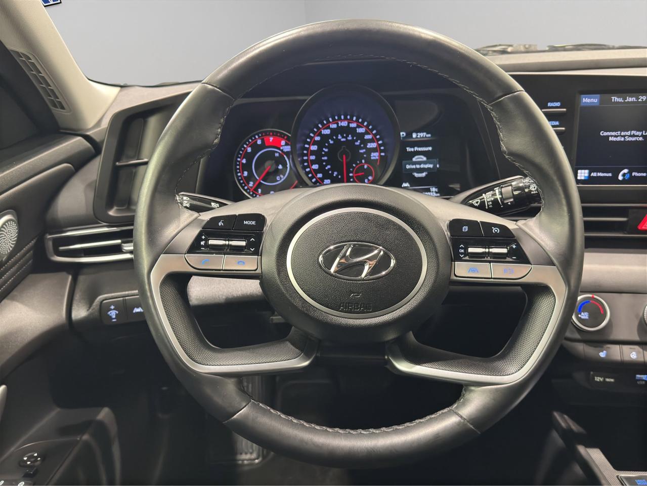 2023 Hyundai Elantra Preferred | Reverse Cam | Heated Seats Photo