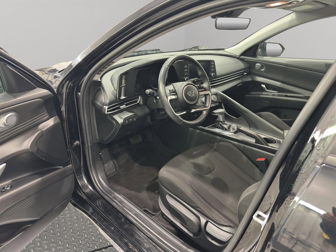 2023 Hyundai Elantra Preferred | Reverse Cam | Heated Seats Photo