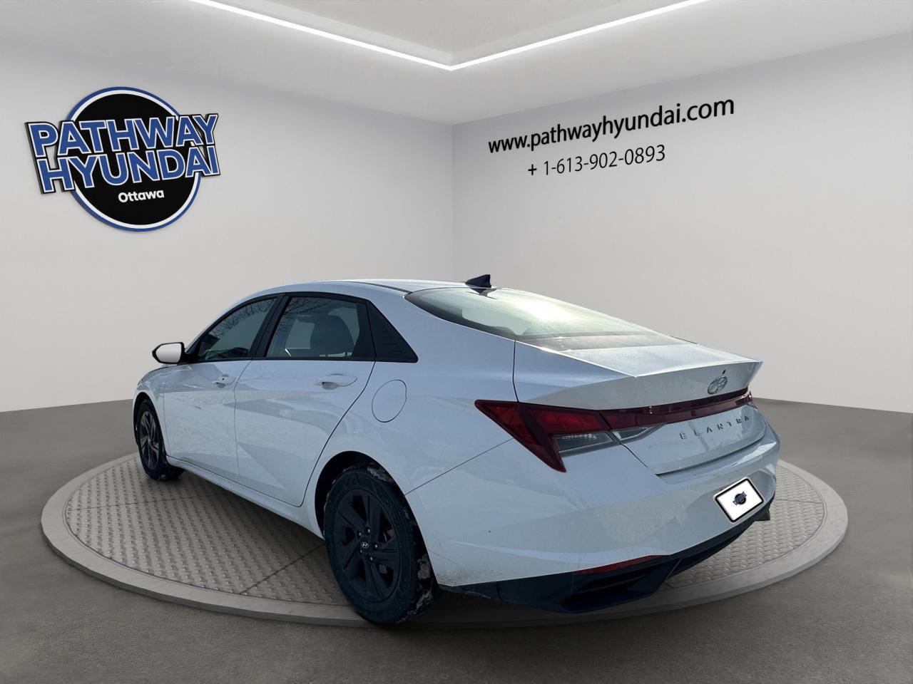 2023 Hyundai Elantra Preferred | Reverse Cam | Heated Seats Photo4