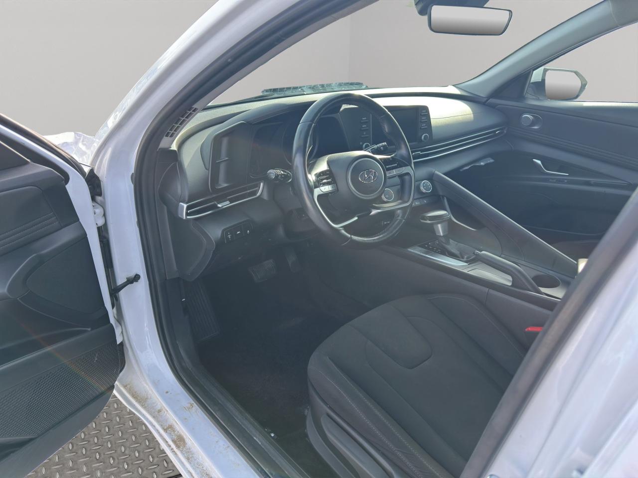 2023 Hyundai Elantra Preferred | Reverse Cam | Heated Seats Photo