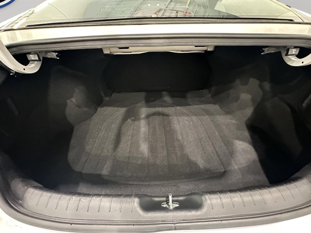 2023 Hyundai Elantra Preferred | Reverse Cam | Heated Seats Photo