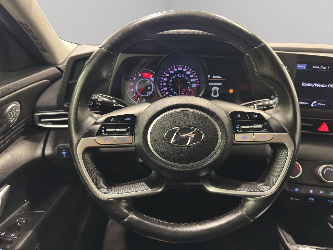 2022 Hyundai Elantra Preferred | Reverse Cam | Heated Seats Photo