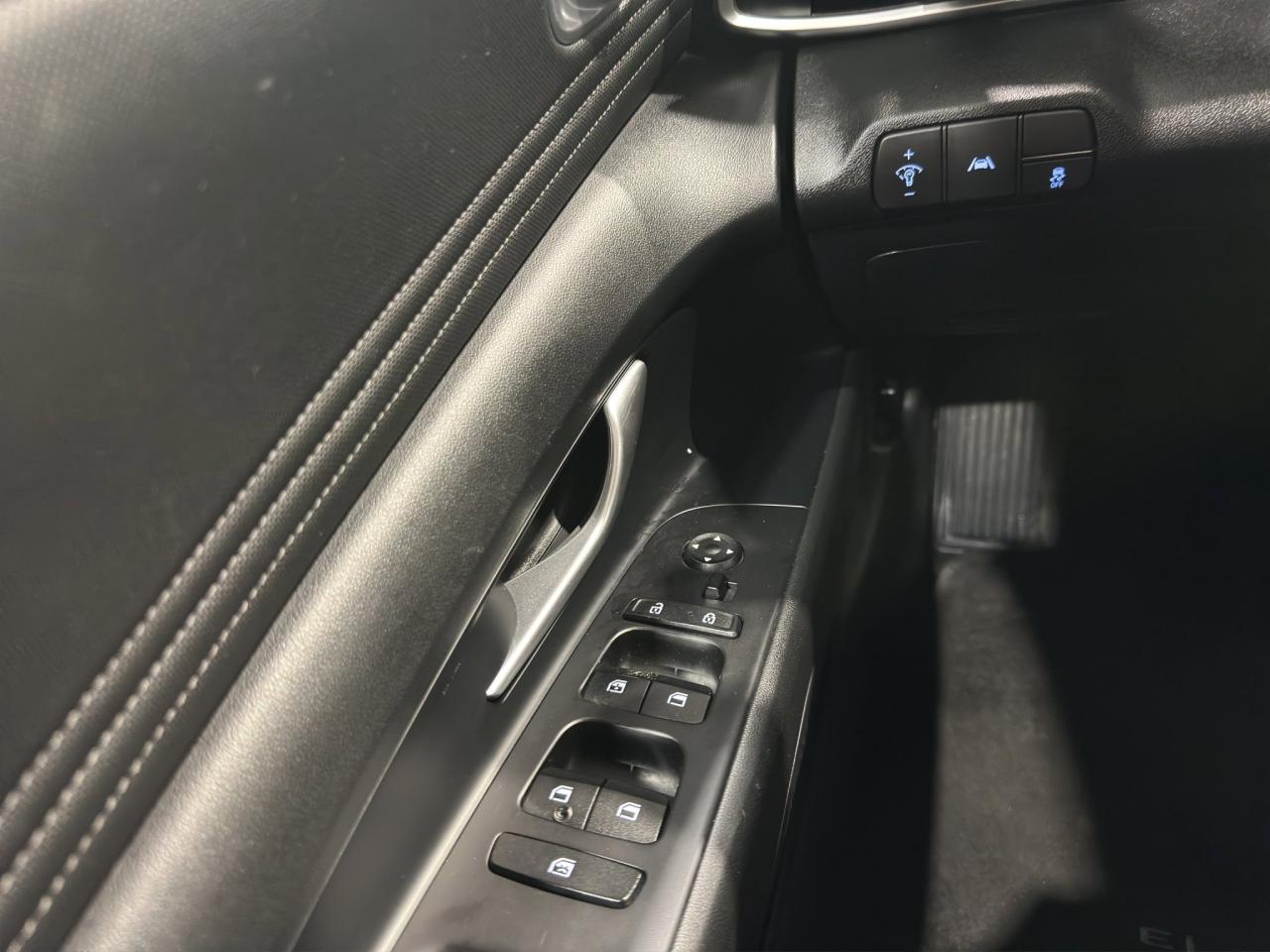 2022 Hyundai Elantra Preferred | Reverse Cam | Heated Seats Photo