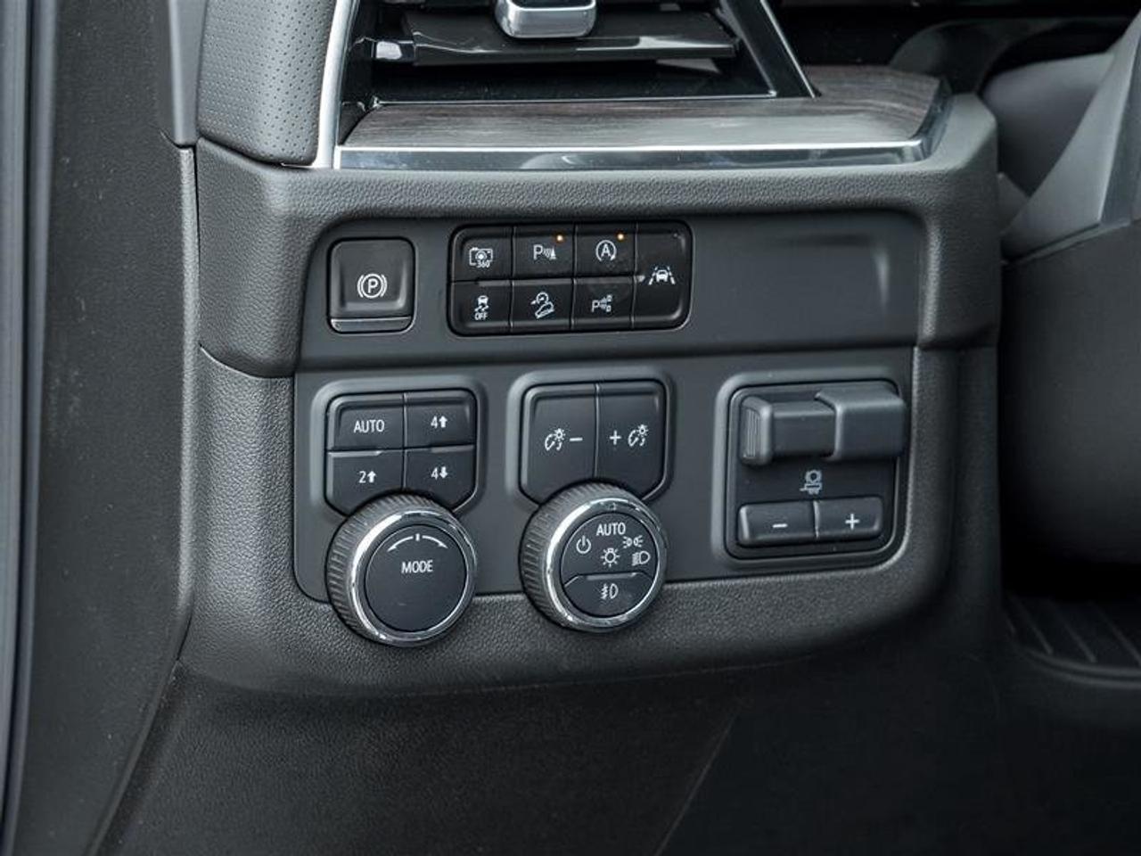 2025 Chevrolet Suburban Premier Photo