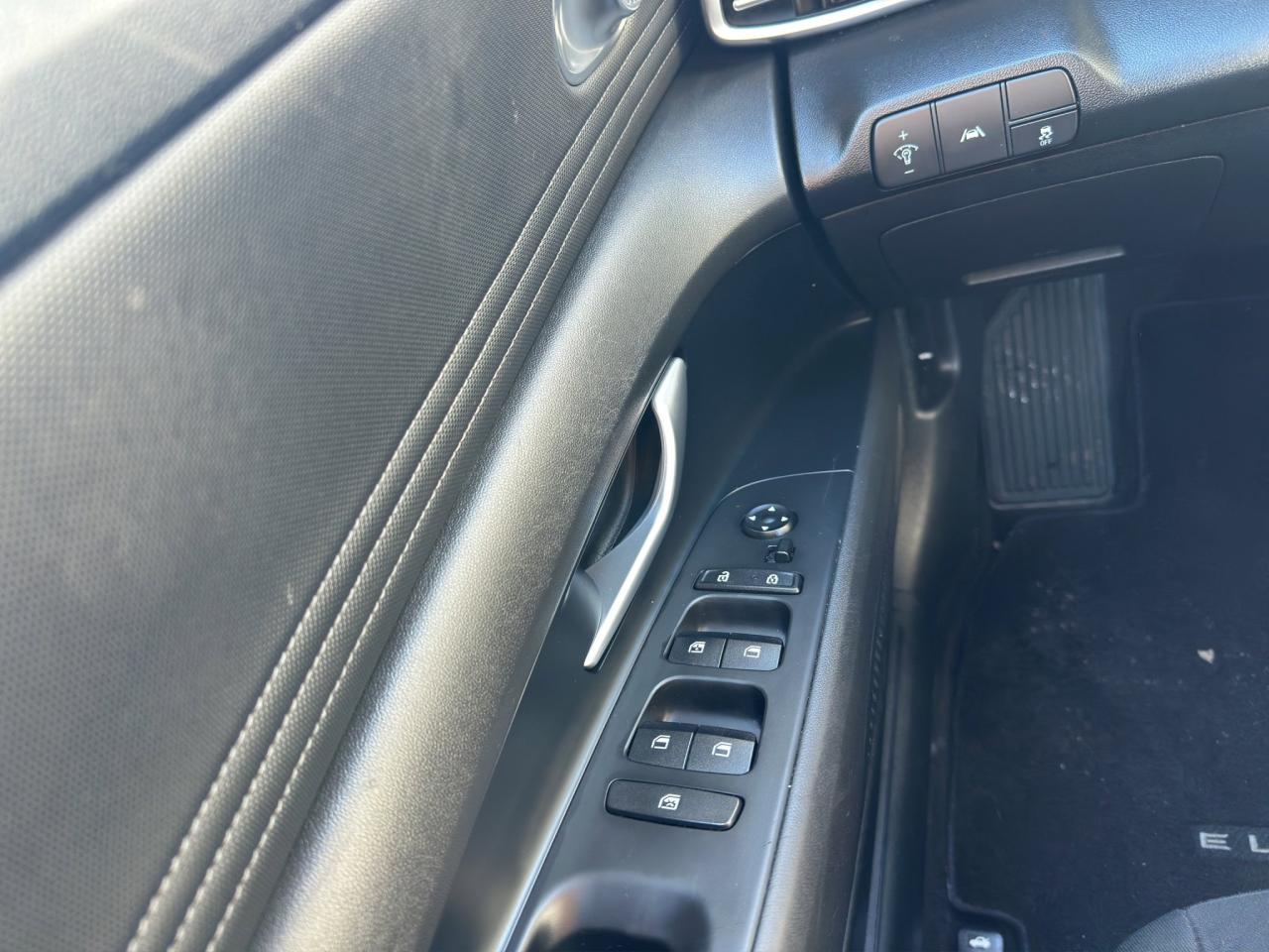 2023 Hyundai Elantra Preferred | Reverse Cam | Heated Seats Photo