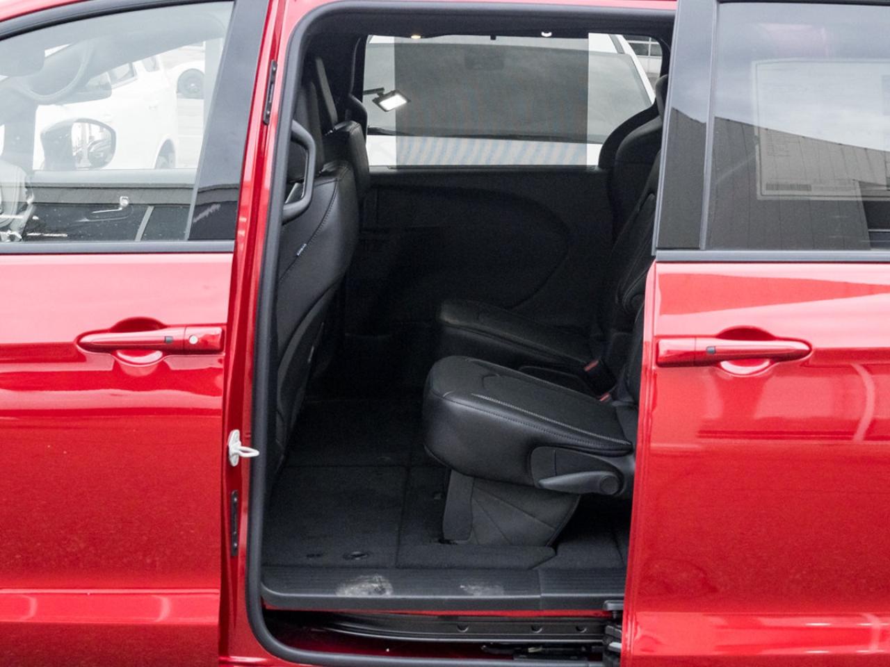 2026 Chrysler Pacifica Select AWD Photo