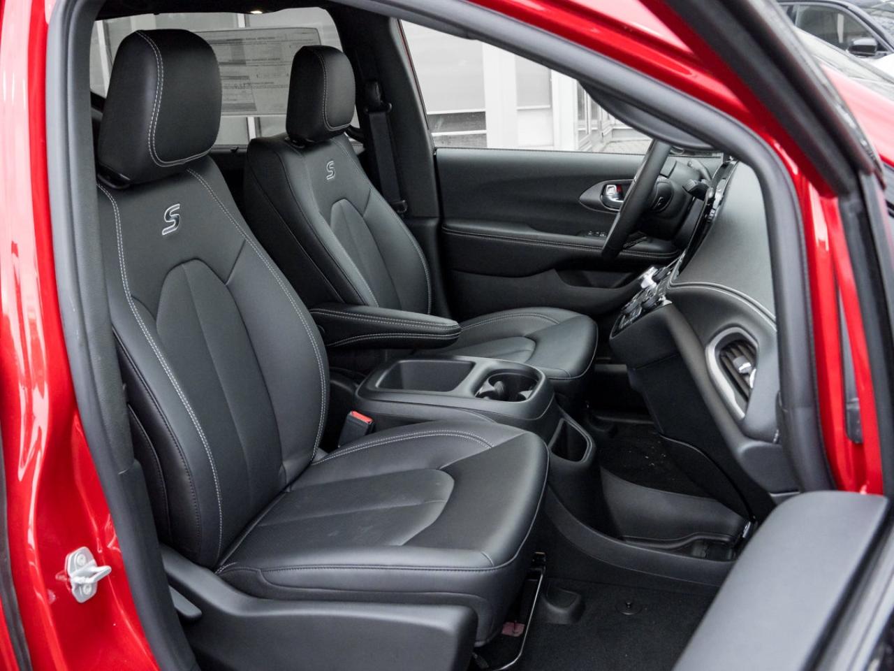 2026 Chrysler Pacifica Select AWD Photo