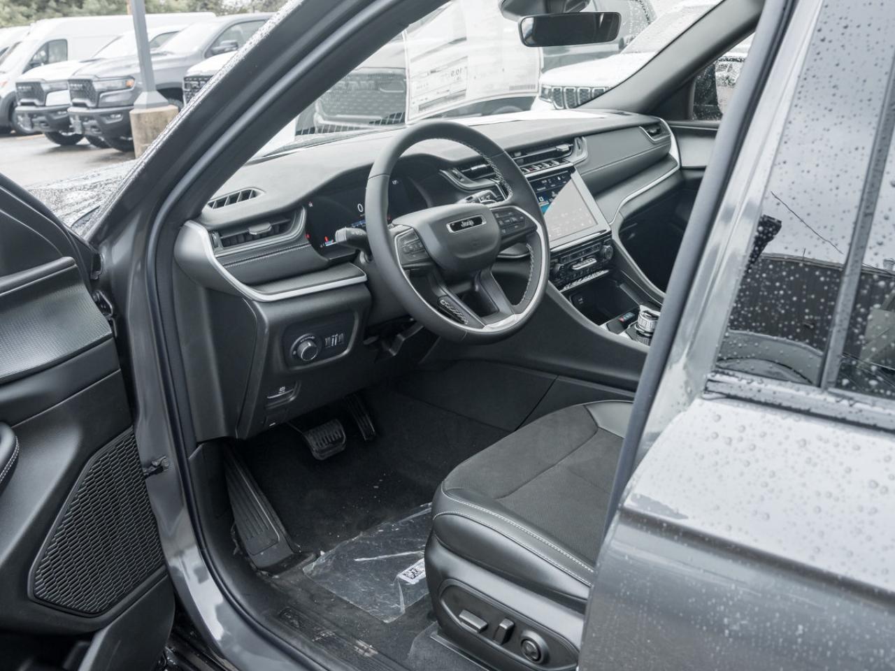 2025 Jeep Grand Cherokee Laredo Altitude Photo