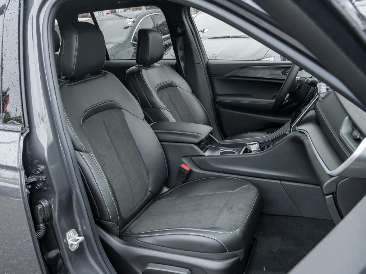 2025 Jeep Grand Cherokee Laredo Altitude Photo