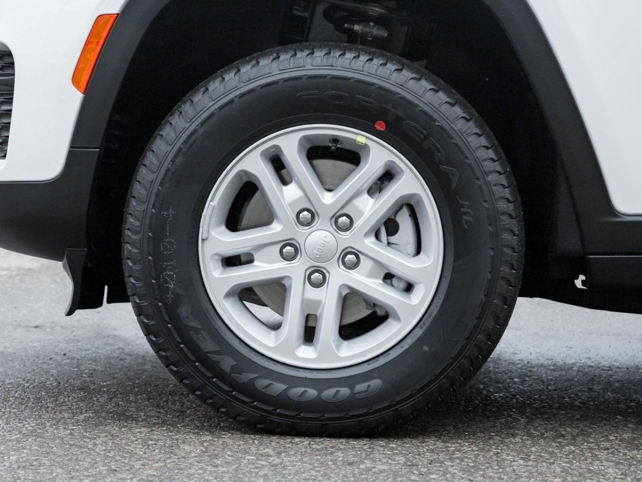 2025 Jeep Grand Cherokee Laredo Photo