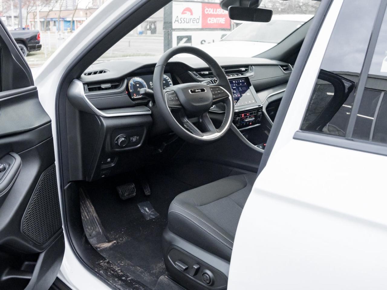 2025 Jeep Grand Cherokee Laredo Photo