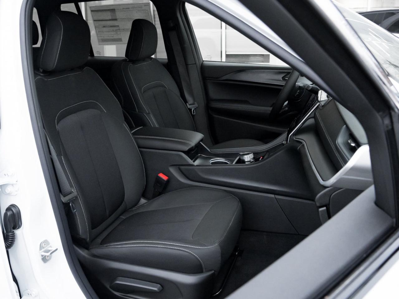 2025 Jeep Grand Cherokee Laredo Photo