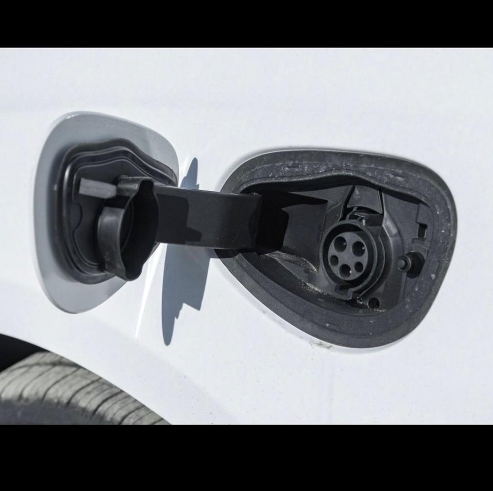 2024 Chrysler Pacifica Hybrid Pinnacle 2WD Photo