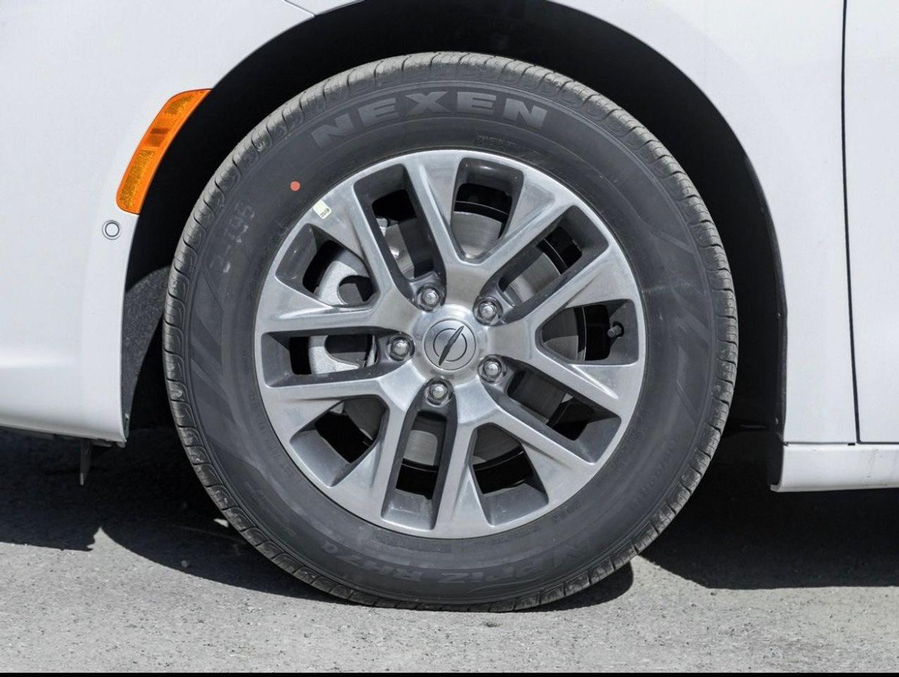 2024 Chrysler Pacifica Hybrid Pinnacle 2WD Photo