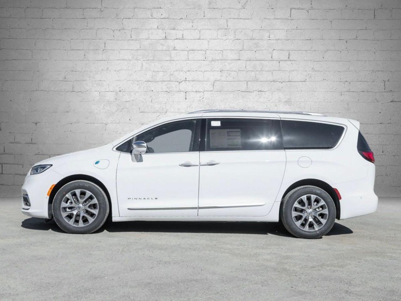 2024 Chrysler Pacifica Hybrid Pinnacle 2WD Photo2
