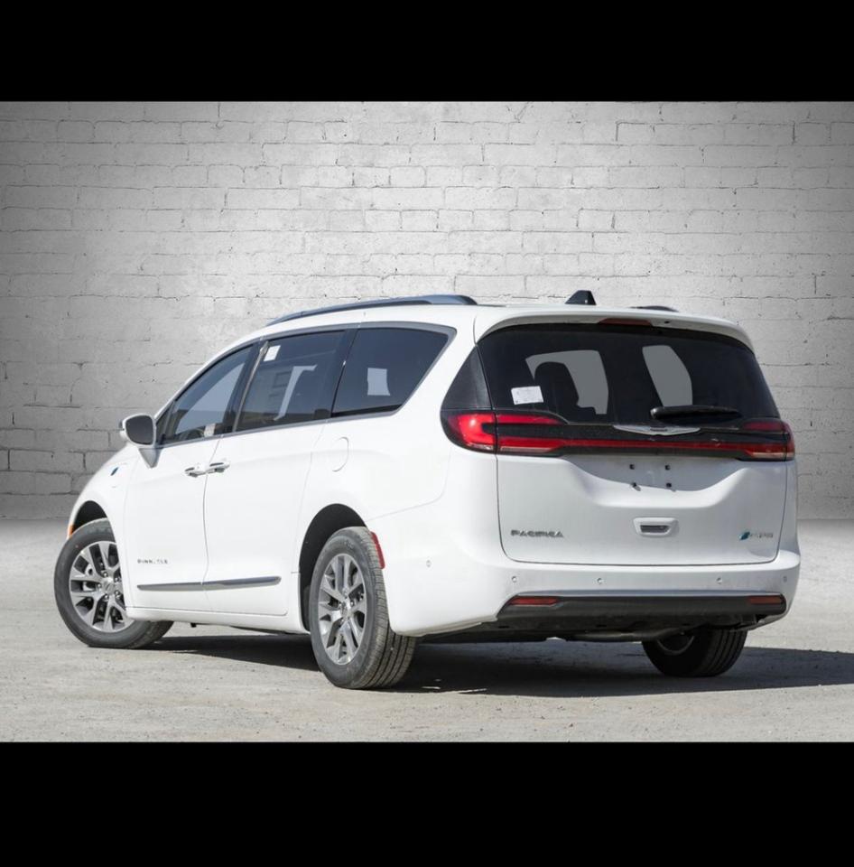 2024 Chrysler Pacifica Hybrid Pinnacle 2WD Photo