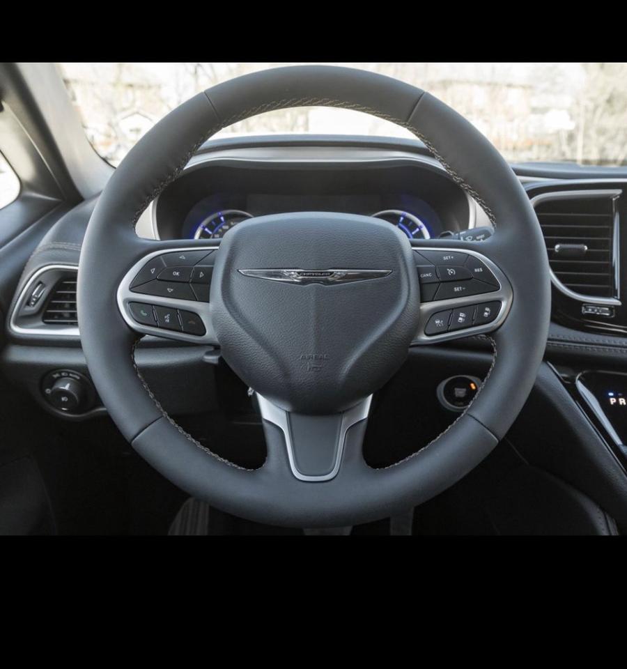 2024 Chrysler Pacifica Hybrid Pinnacle 2WD Photo